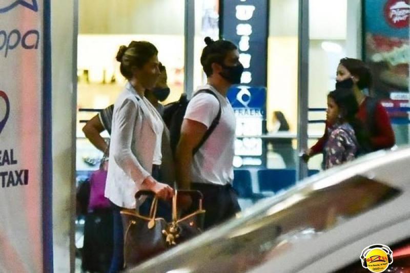 Grezi e Caio são vistos juntos ao sair de Aeroporto de Congonhas, em São Paulo.
